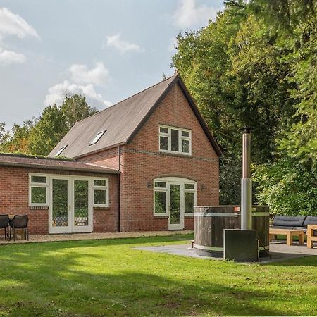 Beautiful English Villa With Hottub Zuidwolde  Kültér fotó